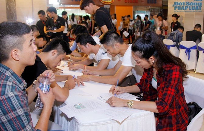 Hàng ngàn thí sinh đội mưa casting Vietnam's Next Top Model 2014